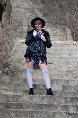 Sonbaharda bulutlu havada merdivenlerde çok güzel sarışın bir kız.