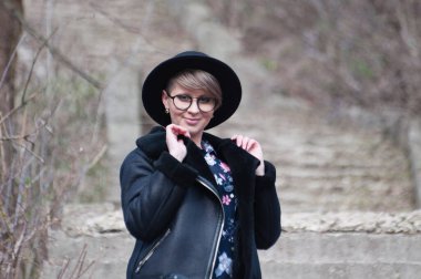 Sonbaharda bulutlu havada merdivenlerde çok güzel sarışın bir kız.