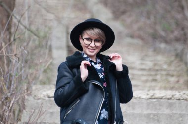 Sonbaharda bulutlu havada merdivenlerde çok güzel sarışın bir kız.