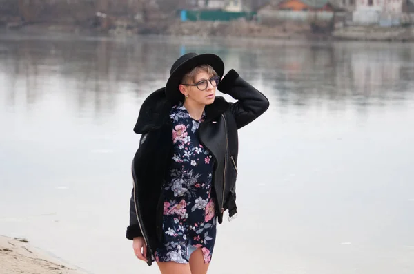 Красивая Стройная Женщина Черной Куртке Шляпе Ходит Озеру — стоковое фото