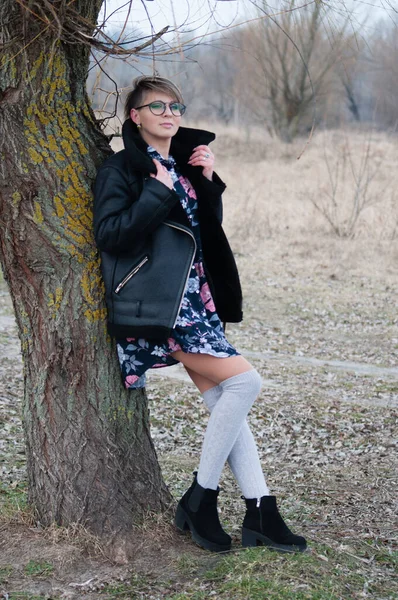 Melancholische Sehr Schöne Frau Mit Brille Und Schwarzem Sakko Posiert — Stockfoto