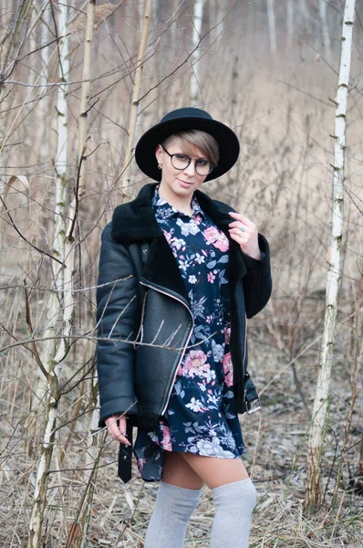 Hübsche Frau Mit Schwarzem Hut Posiert Zeitigen Frühling Oder Spätherbst — Stockfoto