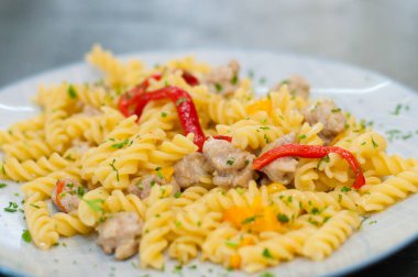 Etli, peynirli, baharatlı, maydanozlu ve domates soslu İtalyan makarnası. Geleneksel gurme yemekleri