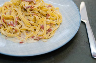 Lezzetli makarna ve sosis. Geleneksel İtalyan mutfağı