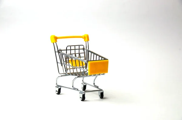 Carro Para Compras Amarillo Sobre Fondo Blanco Concepto Compras Vacaciones —  Fotos de Stock