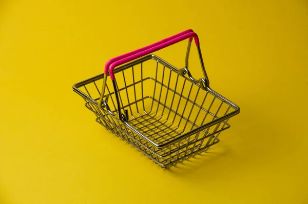 黄色背景的购物篮 超级市场粮食价格概念 — 图库照片