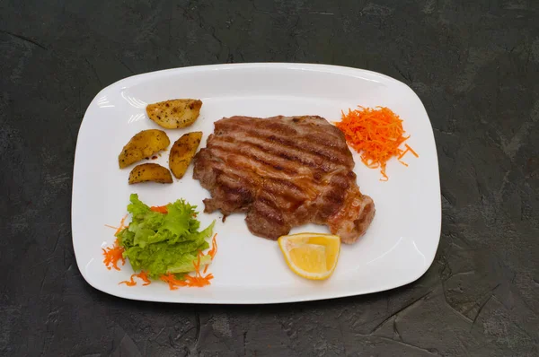 Grilovaný Masový Steak Citronovou Mrkví Salátem Bramborami Šťavnaté Velmi Chutné — Stock fotografie