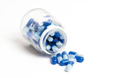 Beyaz arka plana yayılmış haplı kutular. Tıp konsepti ve koronavirüse karşı koruma