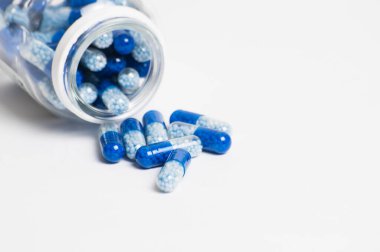 Beyaz arka plana yayılmış haplı kutular. Tıp konsepti ve koronavirüse karşı koruma