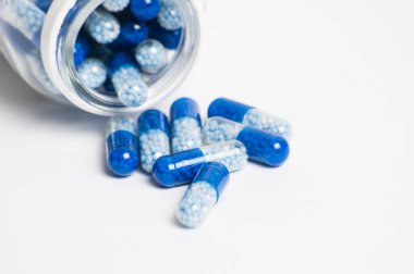 Beyaz arka plan makrosu üzerinde haplar. Coronavirus 'a karşı ilaç ve koruma kavramı