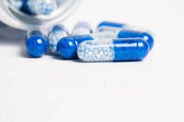 Beyaz arka plan makrosu üzerinde haplar. Coronavirus 'a karşı ilaç ve koruma kavramı