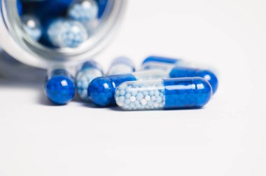 Beyaz arka plan makrosu üzerinde haplar. Coronavirus 'a karşı ilaç ve koruma kavramı