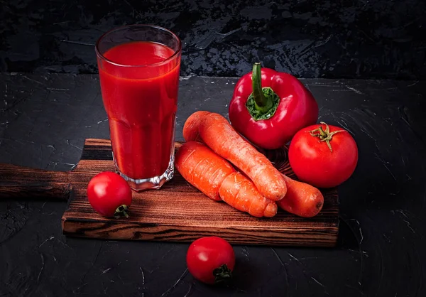 Gemüsesaft im Glas, Karotten, Paprika und Tomaten — Stockfoto