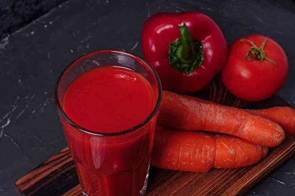 Gemüsesaft im Glas, Karotten, Paprika und Tomaten — Stockfoto