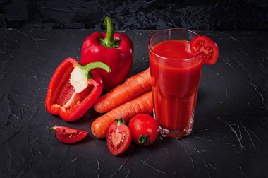 Sebzeler, havuç, domates ve bir bardak meyve suyu ile dilimlenmiş biber.