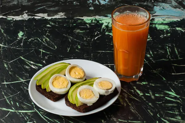 Sandwiches Mit Schwarzem Vollkornbrot Avocado Und Glas Mehrfruchtsaft Auf Dunklem — Stockfoto