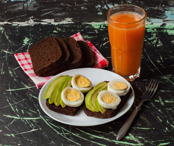 Černý Celozrnný Chléb Sendviče Vejcem Avokádem Multifruitová Šťáva Vysokém Skle — Stock fotografie