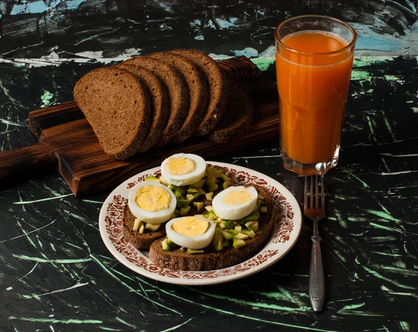 Ein Glas Saftsandwiches Mit Avocado Und Schwarzes Vollkornbrot Das Konzept — Stockfoto