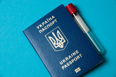 Coronavirus ve seyahat konsepti. COVID-19 Coronavirus ve uluslararası pasaport. Yeni bir korona virüsü salgını