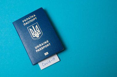 Coronavirus ve seyahat konsepti. COVID-19 Coronavirus ve uluslararası pasaport. Yeni bir korona virüsü salgını