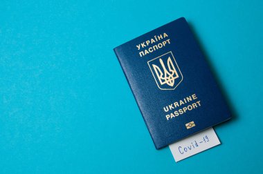 Coronavirus ve seyahat konsepti. COVID-19 Coronavirus ve uluslararası pasaport. Yeni bir korona virüsü salgını