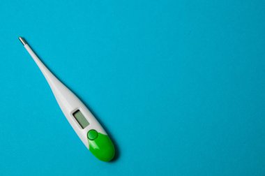 Coronavirus ilaç ve tedavi konsepti. Viral bulaşıcı hastalıklarda vücut ısısını ölçmek için termometre