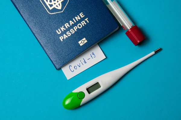 Coronavirus ve seyahat konsepti. COVID-19 Coronavirus ve uluslararası pasaport. Yeni bir korona virüsü salgını