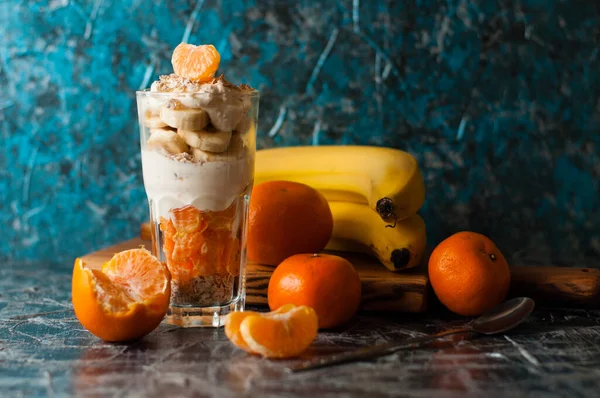Joghurt Mit Bananen Mandarine Und Haferflocken Leckeres Und Gesundes Frühstück — Stockfoto