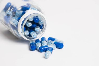 Beyaz arka plana yayılmış haplı kutular. Tıp konsepti ve koronavirüse karşı koruma