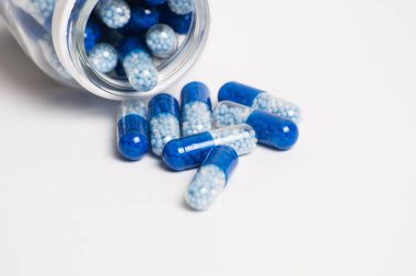 Beyaz arka plan makrosu üzerinde haplar. Coronavirus 'a karşı ilaç ve koruma kavramı