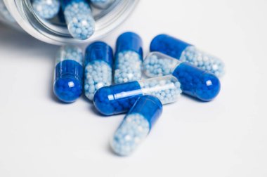 Beyaz arka plan makrosu üzerinde haplar. Coronavirus 'a karşı ilaç ve koruma kavramı