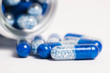 Beyaz arka planda yakın plan makroda bir sürü hap var. Coronavirus 'a karşı ilaç ve koruma kavramı