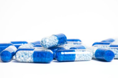 Beyaz arka planda bir sürü hap, yakın plan makro, üstten kopyalama alanı. Coronavirus 'a karşı ilaç ve koruma kavramı