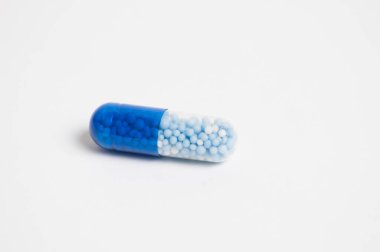 Bir tablet, beyaz arka planda vitamin kapsülü, izole et. Coronavirus 'a karşı ilaç ve koruma kavramı