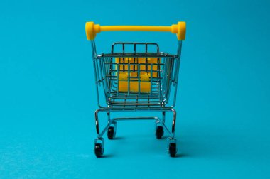 Mavi arka planda alışveriş için tramvay. Süpermarket fiyat konsepti, tatil indirimleri