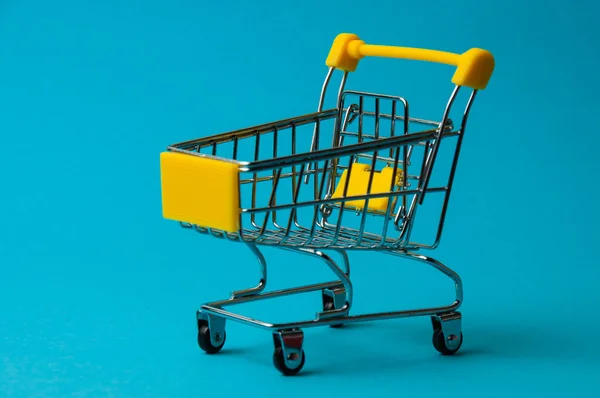 Carro Para Compras Sobre Fondo Azul Supermercado Concepto Precio Los —  Fotos de Stock