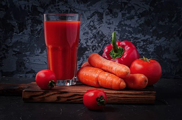 Sok Roślinny Szklance Warzywa Akutacji Marchew Papryka Pomidory — Zdjęcie stockowe