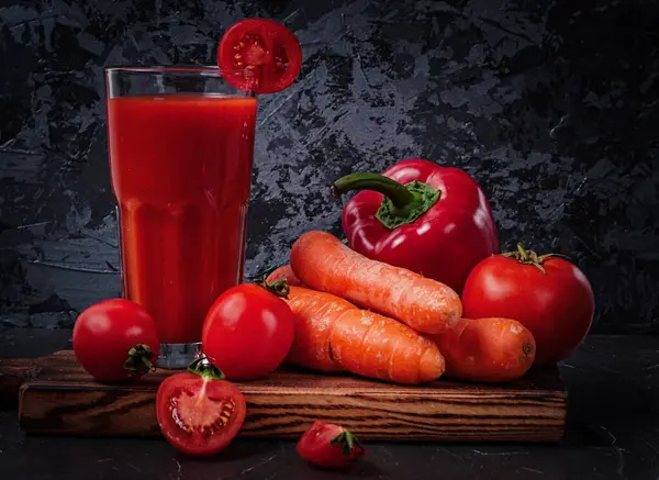 Gemüsesaft Glas Und Gemüse Auf Einem Schneidebrett Möhren Paprika Und — Stockfoto