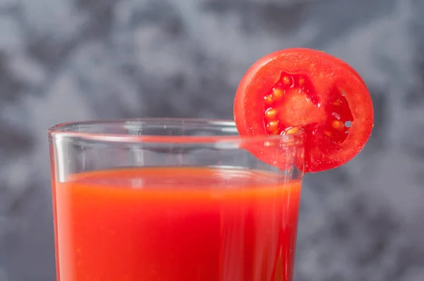 Ein Glas Gemüsesaft Mit Cocktailtomaten Großaufnahme — Stockfoto