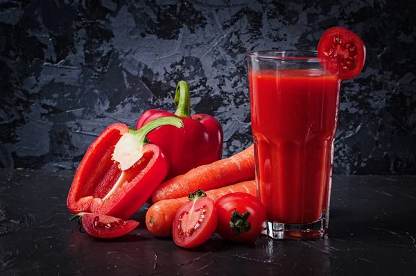 Gemüsekarotten Tomaten Und Scheiben Geschnittene Paprika Mit Einem Glas Saft — Stockfoto