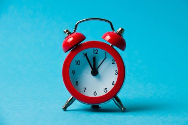 Mavi arkaplanda klasik alarm saati kırmızı