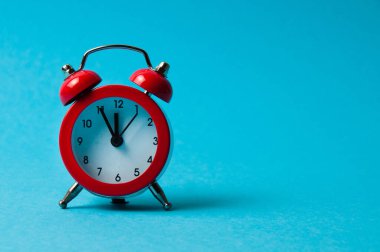 Mavi arkaplanda klasik alarm saati kırmızı