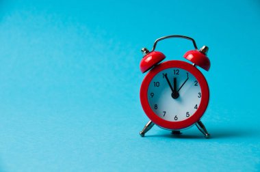 Mavi arkaplanda klasik alarm saati kırmızı