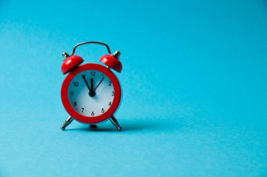Mavi arkaplanda klasik alarm saati kırmızı