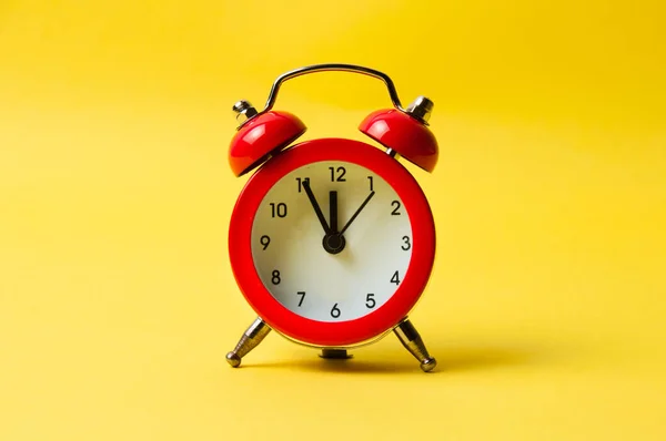 Sarı arkaplanda klasik alarm saati kırmızı