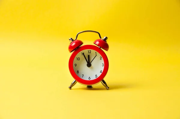 Sarı arkaplanda klasik alarm saati kırmızı