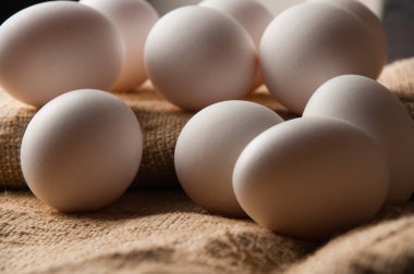 Çuval bezi renginde tavuk yumurtası.