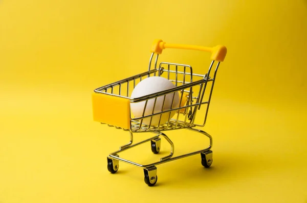 Ein Hühnerei Einkaufswagen Auf Gelbem Hintergrund — Stockfoto