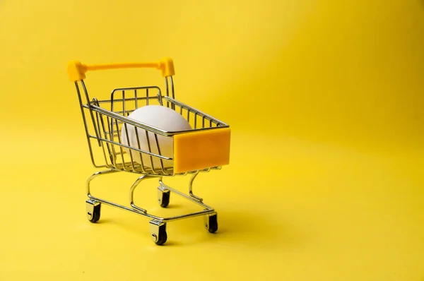 Huevo Pollo Carrito Comestibles Sobre Fondo Amarillo — Foto de Stock