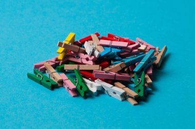 Yapıştırıcı arka planında bir sürü renkli mandal var.